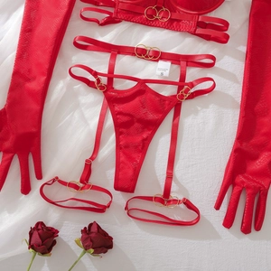Detalle de lencería roja con estampado de serpiente, anillas doradas y etiqueta S