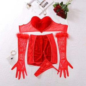 Vue détaillée de la lingerie rouge en velours avec jupe en résille et gants plumes