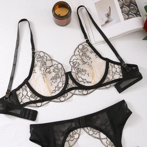 Détails de broderie sur l'ensemble de lingerie en dentelle noire avec maille florale chic