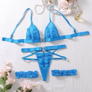 Set lingerie in pizzo blu elettrico con anelli per le gambe su lino bianco sfuso