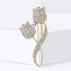 Broche tulipe élégante en or avec strass blancs étincelants sur support blanc