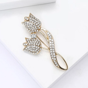 Détail de la broche tulipe de luxe avec strass brillants sur une base en alliage doré