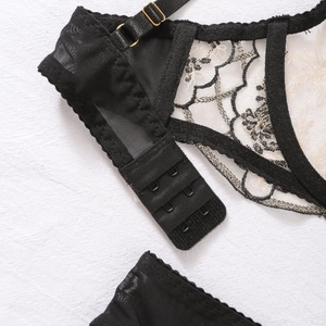Détail du soutien-gorge noir avec broderie florale et fermeture à trois rangées d'agrafes