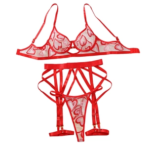 Ensemble lingerie en tulle rouge à broderie cœur avec soutien-gorge à armatures