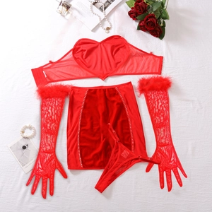 Corset en mesh à cœurs rouges et jupe avec gants à plumes sur décor romantique à plat