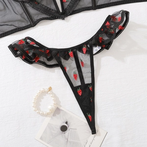 Ensemble de lingerie en dentelle noire avec broderies de fraises rouges et volants