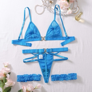 Dettaglio del set intimo in pizzo blu reale che mostra il tessuto in poliestere ed elastan