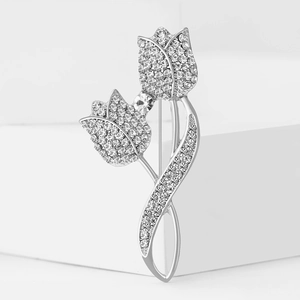 Broche tulipe luxueuse plaquée argent avec cristaux scintillants sur support épuré