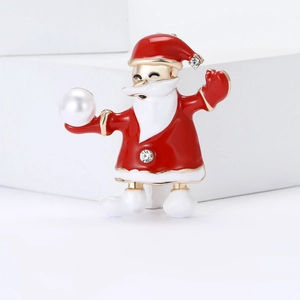 Broche Père Noël en émail rouge avec perles et strass sur support géométrique blanc