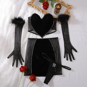 Ensemble de lingerie en velours noir avec cœurs rouges, gants en résille et plumes