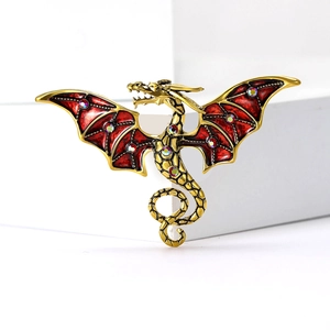 Détails de la broche dragon doré avec ailes en émail rouge et strass brillants sur blanc