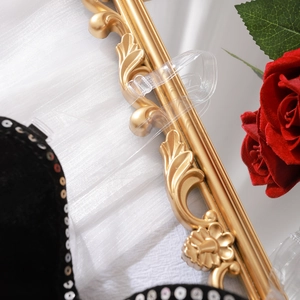 Vue détaillée des bretelles de lingerie invisibles sur un cadre doré décoratif