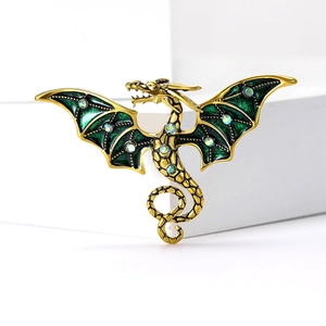 Détail de la broche dragon doré avec ailes en émail vert et strass étincelants