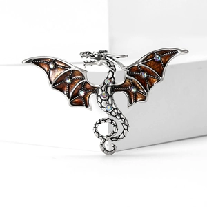 Détail de la broche dragon avec ailes en émail, accents de strass et écailles argentées