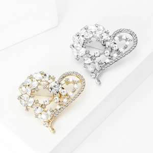 Broches de luxe en forme de cœur évidé avec strass en finitions or et argent avec détails
