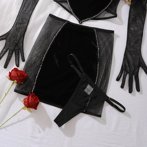 Détail d'un ensemble de lingerie en tulle noir avec paillettes argentées et roses