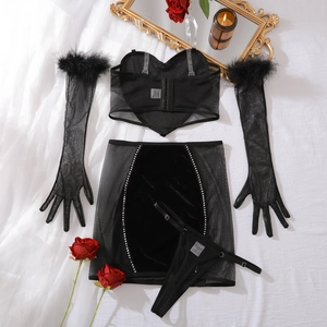 Vue à plat du corset en dentelle noire avec roses, cœur découpé et gants assortis