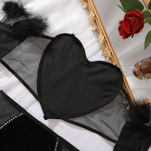 Détails d'un ensemble de lingerie en résille noire avec paillettes coeur et plumes