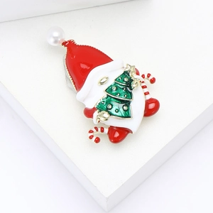 Spilla Babbo Natale in smalto con albero di Natale in colori festivi rosso e verde