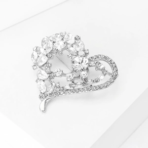 Détail de la broche cœur argentée sertie de strass brillants taillés en poire et ronds