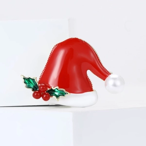 Spilla cappello di Natale in smalto rosso con foglie di agrifoglio e perla bianca