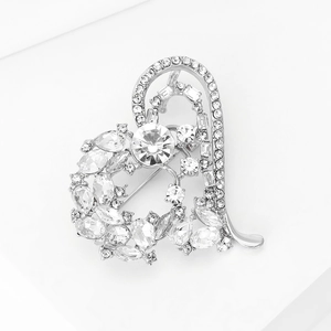 Vue détaillée d'une broche en forme de cœur creux avec plaquage argent et strass brillants