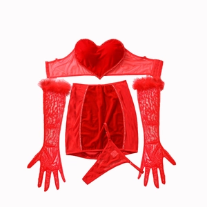Ensemble lingerie velours rouge avec bustier cœur gants dentelle et plumes