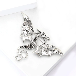 Détail du revers de la broche dragon en argent avec épingle et fermoir de sécurité