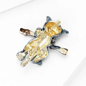 Detailed back view of the alloy cat brooch featuring a secure golden safety pin fastener