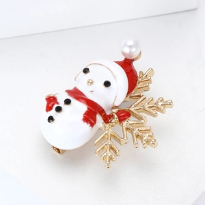 Kerst sneeuwpop broche met parel, rode emaille hoed en een gouden glanzende sneeuwvlok