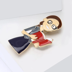 Retro Lehrer-Brosche mit Cartoon-Frau in Emaille-Finish und goldenen Metallkonturen