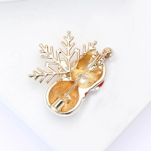 Detailopname van de gouden metalen achterkant en sluiting van een sneeuwpopbroche