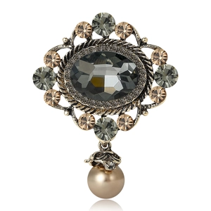 Spilla stile palazzo vintage con cristallo grigio e ciondolo di perla color champagne