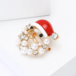 Weihnachtliche Rentier-Kranz-Brosche mit Emaille-Mütze, Perlen und Strass auf Goldsockel