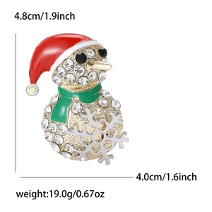 Funkelnde Weihnachts-Schneemann-Brosche mit rotem Emaille-Hut und grünem Schal auf Gold