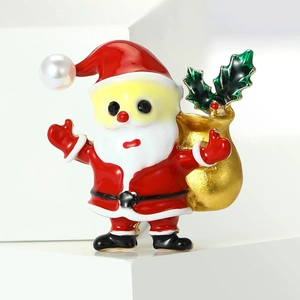 Broche Père Noël en émail avec détail de perle et sac cadeau doré pour les fêtes