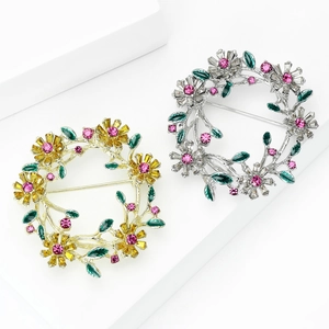 Elegante Blumenkranz-Brosche mit bunten Strasssteinen in Gold- und Silberoptik