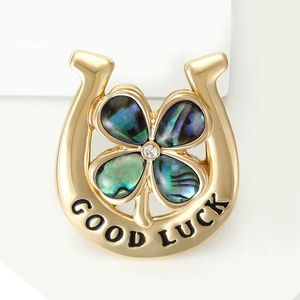 Broche fer à cheval trèfle doré avec nacre d'abalone et gravure Good Luck