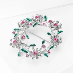Detailansicht der Blumenkranz-Brosche mit rosa Kristallen und grüner Emaille-Arbeit