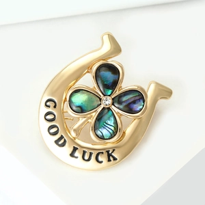 Broche fer à cheval dorée avec trèfle à quatre feuilles et gravure Good Luck