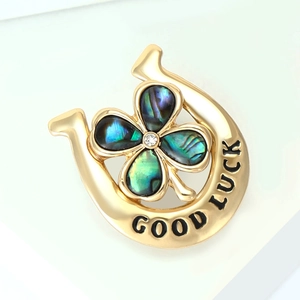 Broche fer à cheval dorée avec trèfle en nacre et détail gravé Good Luck