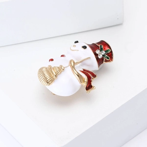 Broche bonhomme de neige de Noël avec chapeau en émail rouge et balai doré