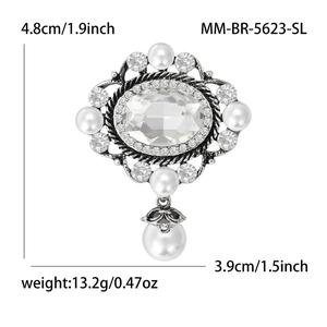 Spilla vintage in argento con cristallo ovale, perle finte e un ciondolo a goccia