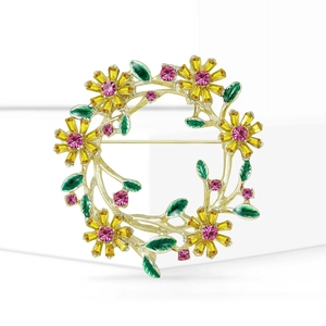 Eleganter goldener Blumenkranz Brosche mit gelben Kristallen und rosa Strasssteinen