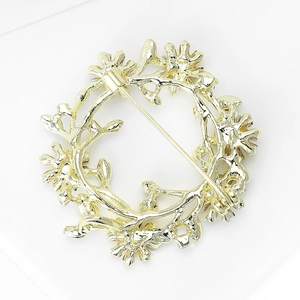 Eleganter vergoldeter Blumenkranz-Brosche mit Weinreben-Design und Nadelverschluss-Detail