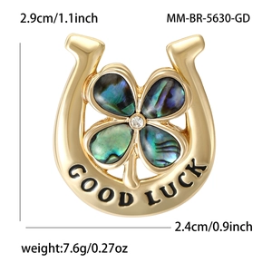 Broche trèfle fer à cheval doré avec incrustations en nacre et gravure Good Luck