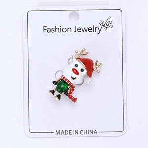 Détail de la broche renne de Noël avec émail rouge et accents de pierres vertes