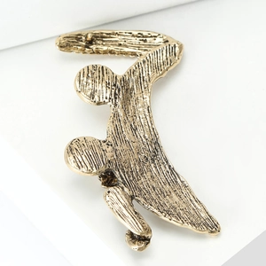 Detailed view of crocodile brooch showing vintage gold metal texture and brushed alloy finish