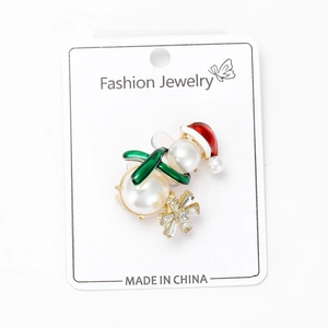 Détail de la broche bonhomme de neige de Noël avec perles et pendentif flocon de neige