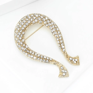 Gros plan de la broche nœud en strass de luxe avec finition élégante en plaqué or